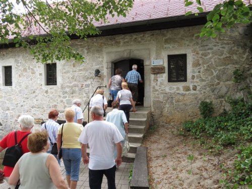 ... in nas povedel v Trubarjevo rojstno hišo